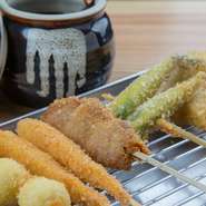 定番串揚げだけでなく、仕入れや季節ごとに食材が変わる『おまかせ串揚げ』。まずはドリンクとこの一皿を注文してから、何を食べようかなと悩むゲストも多数。店内仕込みの熱々串揚げは“ソース二度づけ禁止”です。
