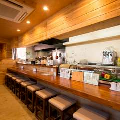 のんびりと過ごせる10席のカウンター