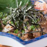 その日市場から仕入れたばかりの新鮮な「魚」を使った逸品にも注目。新鮮な鯖を活かした、福岡の郷土料理『ごまサバ』は、日本酒や焼酎と共にいただきたいひと品です。