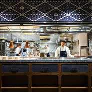 デザイン性の高いスタイリッシュなダイニングレストランは、知っているだけで誰かに自慢したくなるような空間がつくられています。デートや記念日を計画するには、ぴったり。