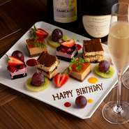 家族や仲間のバースデーや記念日で利用するときには事前に相談することで、デザートプレートを用意してもらえます。勿論、サプライズも大丈夫。皆で主役を驚かせましょう！