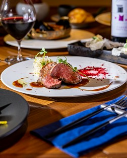 メインを彩る食材は、美しくフレッシュな地産にこだわる