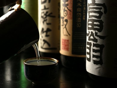 吟味された旬の日本酒が、野性味あふれる肉の味を引き立たせる