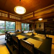 店内には、最大35名まで利用できる和個室が用意されており、各種宴会にぴったりです。人数に応じて仕切ることもでき、少人数でも気軽に利用可能。離れにも和室があり、シーンによって使い分けができます。　