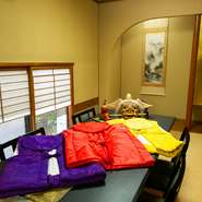 送迎手配や写真、花、ケーキ、衣装など、さまざまなオプションが利用できます。太鼓や獅子舞、生演奏、思い出DVD、司会、思い出手形などにも対応。一生に1度の大切な日を、一層思い出深いものにしてくれます。