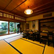 和の風情溢れる空間は、法事にも最適です。法要での利用の場合は、料理の盛り付け落ち着いたものにしてくれるなど、きめ細やかな心配りも嬉しい。経験豊富なスタッフによるサポートで進行もスムーズです。