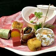 平日限定でお得なランチ
前菜、お椀、蒸物、揚物、お食事、甘味がついています。
～ご予約のキャンセルについて～
■当日のキャンセル･･･ご予約内容の全額
■前日の午後キャンセル･･･ご予約内容の半額