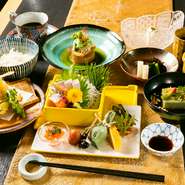 瀬戸内海の魚介や地元の野菜など、岡山産の旬食材を使った昼の膳。リーズナブルでありながら、前菜の種類も多く、手間暇かけた逸品。ご予約の方はコーヒーサービス。
※和個室、半個室は5000円からになります