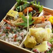 持ち帰りのお弁当になります。
配達は総額30000円以上からになります。
曜日やお時間によってお受けできない場合がありますので、お電話にてご相談ください。
※土曜日日曜日祝日、GWお盆、お昼営業以外の期間でのご利用の場合はサービス料5パーセント頂戴いたします。