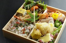 ※画像は『お弁当』2700円です。
※季節により内容の変更あり
※オードブル、法要慶事弁当なども承ります。