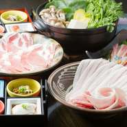 融点が低く、口どけがよい金城アグーのしゃぶしゃぶをメインに、多彩な沖縄料理を存分に味わえる人気のコース。しゃぶしゃぶでは、金城アグーの上品な脂の甘みと芳醇な肉の旨みを堪能できます。