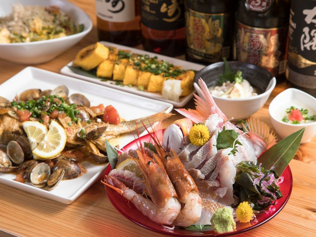 独自ルートで仕入れる、多彩な鮮魚を目で見て選んで食べられる