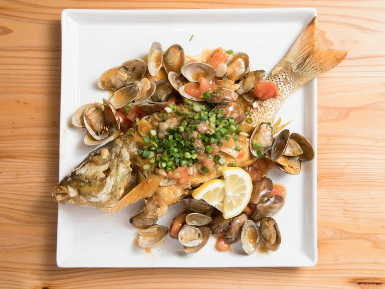目で見て選んで食べられる、約8割の人が注文するほど大好評の『近海魚のバター焼き〜アクアパッツァ〜』