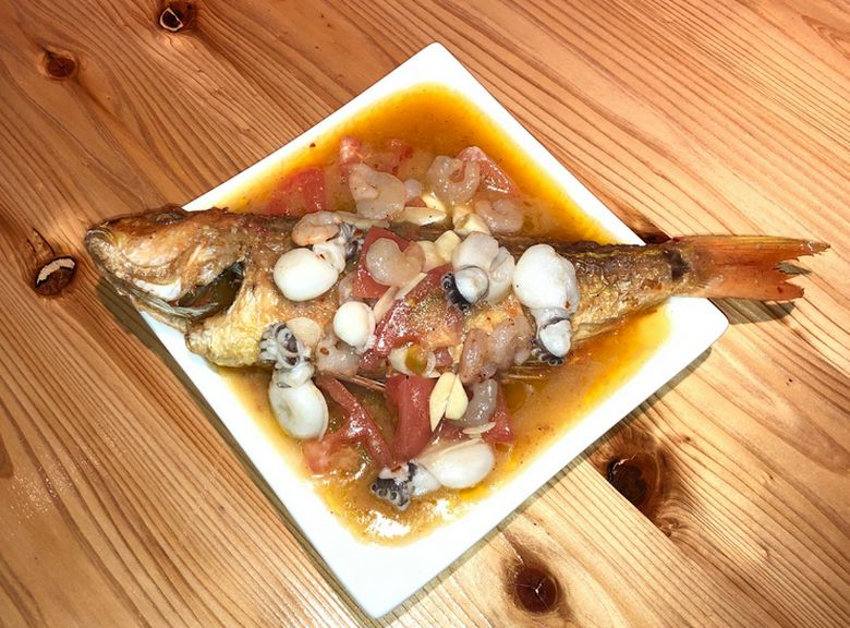 魚介類の旨味と香りが詰まった、最後の一滴まで食べつくしたくなる『近海魚のバター焼き〜アヒージョ〜』