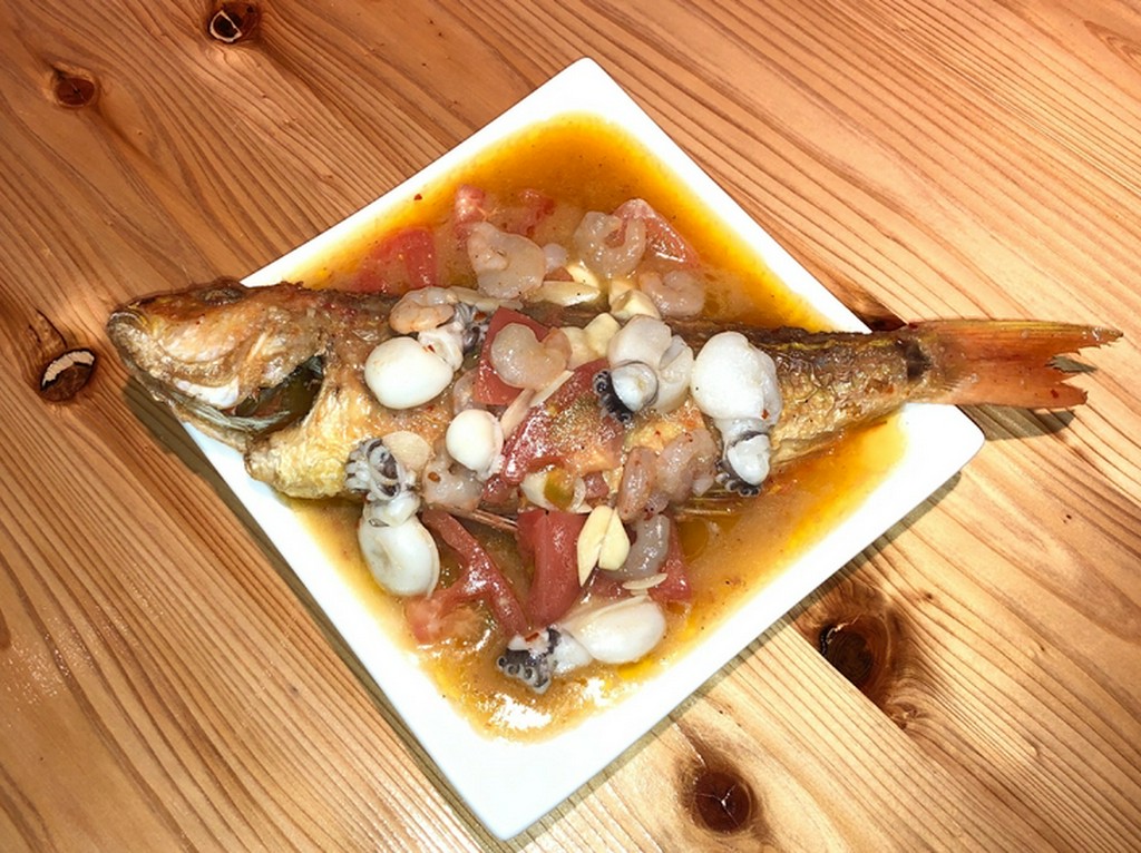 魚介類の旨味と香りが詰まった、最後の一滴まで食べつくしたくなる『近海魚のバター焼き～アヒージョ～』
