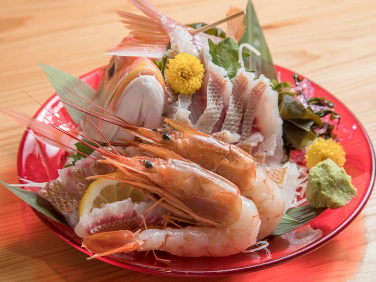 料理人が目利きした鮮度抜群の旬の魚を使用。多くのゲストが真っ先に注文する人気メニュー『お造り各種』