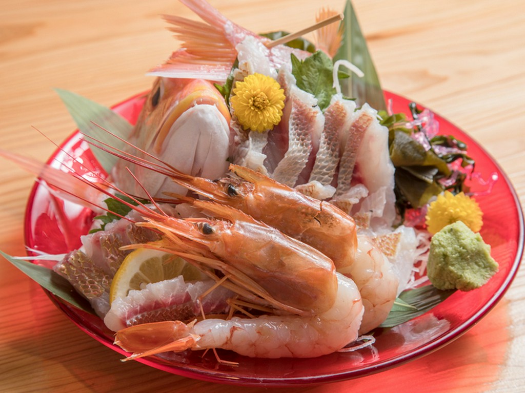 料理人が目利きした鮮度抜群の旬の魚を使用。多くのゲストが真っ先に注文する人気メニュー『お造り各種』
