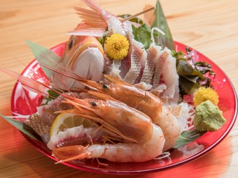 料理人が目利きした鮮度抜群の旬の魚を使用。多くのゲストが真っ先に注文する人気メニュー『お造り各種』