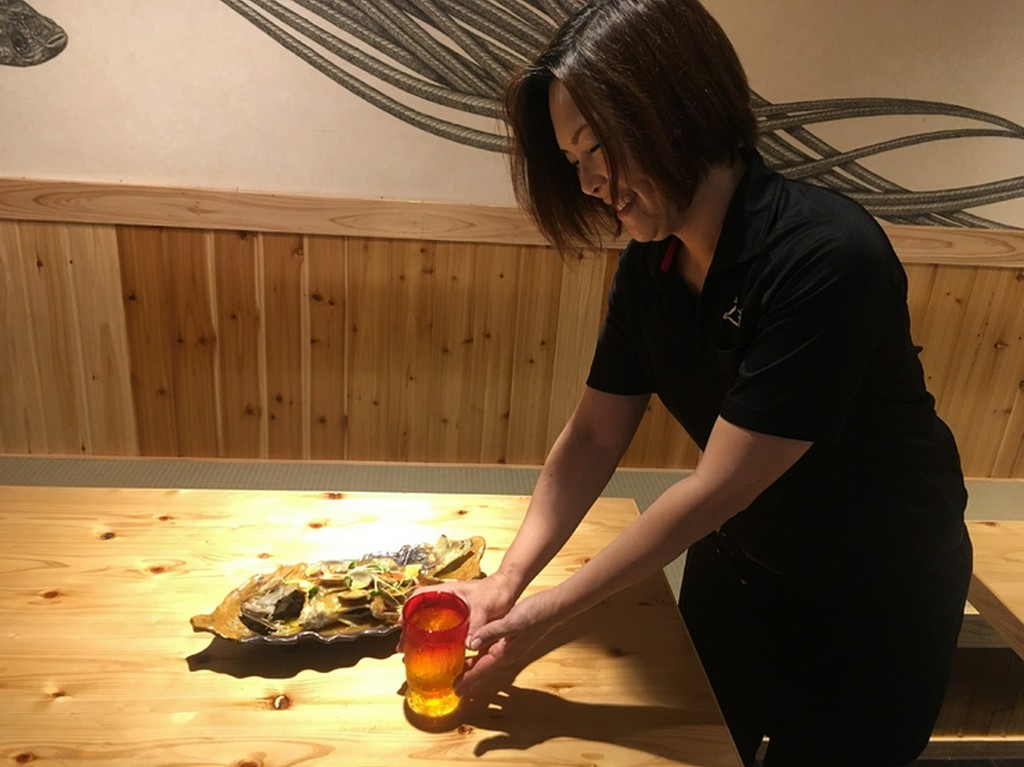 料理人と息をあわせ、料理もサービスも素早く対応