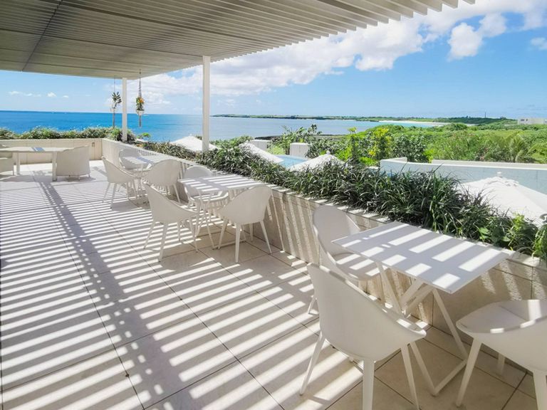 幾重にも重なる蒼の色合いが美しい海を望む、心地よいテラス席