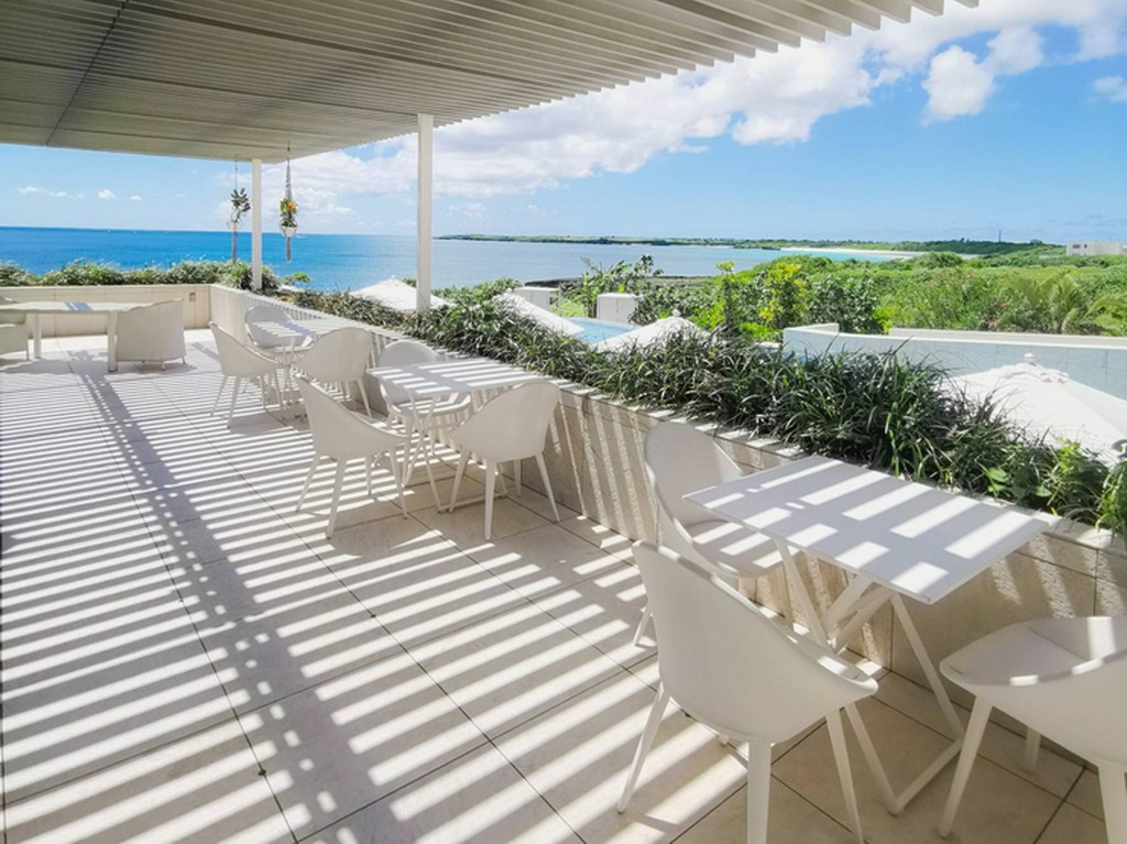 幾重にも重なる蒼の色合いが美しい海を望む、心地よいテラス席