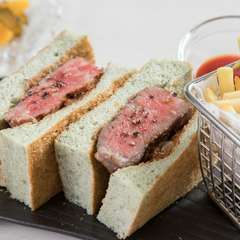 肉厚な沖縄県産和牛のサーロインを贅沢に使った『フーチバブレッドのステーキサンド』