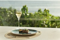 沖縄・宮古島の食材を生かしたフランス料理を提供するレストラン「TIN’IN」のシェフズ・テイスティングコース。シェフのこだわりが詰まった、おまかせスタイルの全7品で構成されたコースです。