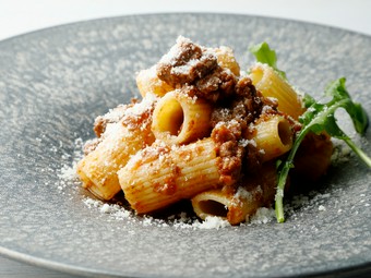 シェフおすすめのパスタ、海ブドウのサラダと自家製パンのランチセットメニューです。