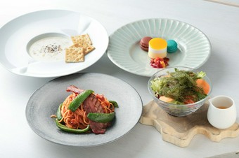 前菜からデザートまで、沖縄の素材の味を生かした全5品のコース料理。