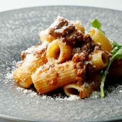 シェフおすすめのパスタ、海ブドウのサラダと自家製パンのランチセットメニューです。