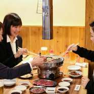 女子会には2～3人でシェアでき、いろいろな部位を楽しめる盛り合わせがおすすめ。こだわりのレモンサワーをお供に、女性同士で盛り上がりませんか。