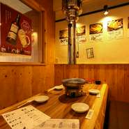 店内はゆったりとリラックスできる雰囲気。4名席や6名席など、和気藹藹と焼肉を楽しめる快適な空間。仕事仲間とも、プライベートでも足を運べそうです。