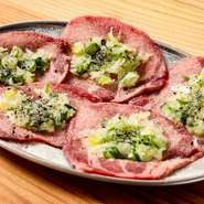 シャキシャキ食感の葱を包んでいただく『ねぎタン』。片面をそっと炙るだけでOK。葱とタンの脂が口の中で調和します。
