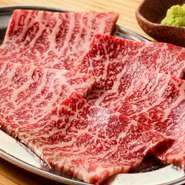 両面をさっと炙れば食べごろ『瞬殺ロース』。塩・タレ・醤油の3種類から選べます。鮮度抜群のお肉をひと炙り。美味しい瞬間をお見逃しなく。