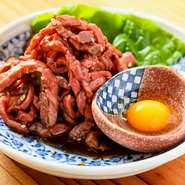 毎日上質な「肉」を仕入れ、ゲストへと提供している【肉乃家】。こだわり塩・自家製ダレなど、部位ごとに食べ方のスタイルも、1つひとつ見極めています。