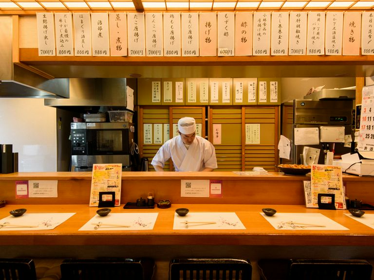 一人で訪れても居心地抜群。厨房と対面するカウンター席