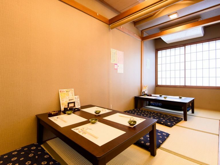 最大12名まで利用可能。落ち着いて食事ができる小上がり