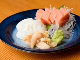 毎朝仕入れる新鮮な魚介を丁寧に捌いた『お刺身盛り合わせ』