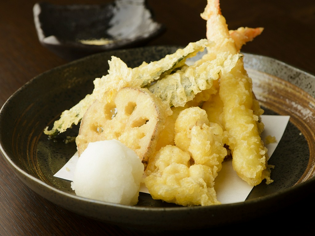 旬の加賀野菜や海鮮をサクッと揚げた『季節の天ぷら盛り合わせ』