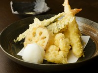 旬の加賀野菜や海鮮をサクッと揚げた『季節の天ぷら盛り合わせ』