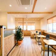 木をふんだんに使った明るく開放的な店内は、ゆったりと寛げる優しい雰囲気。店主こだわりの10割そばを食べながら、家族や友人たちとのんびり過ごせます。