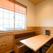 ソファータイプのベンチシートは座り心地も良く、ゆったりと寛げ、自然と会話も弾みます。香り高いコーヒーとスイーツで、昼間のママ会はいかがですか。