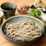 焙煎胡麻くるみ出汁と、おろし出汁の2種類が楽しめる、店1番人気のおすすめメニュー。焙煎胡麻くるみ出汁は、くるみベースで胡麻の風味を効かせた濃厚な出汁です。おろし出汁は、店仕込みの濃厚白出汁。