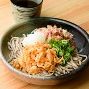 桜海老をまぶした天ぷらに、ぶっかけ出汁を絡めてどうぞ。