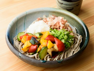 野菜がたっぷり入ってヘルシー『いろどり野菜のおろしそば』