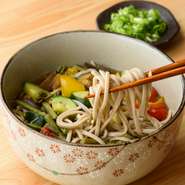 山菜にカラフルな野菜を加えて、色鮮やかに仕上げました。