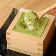 粉挽き抹茶の下に、とろとろのマスカルポーネ入りチーズクリームたっぷり。