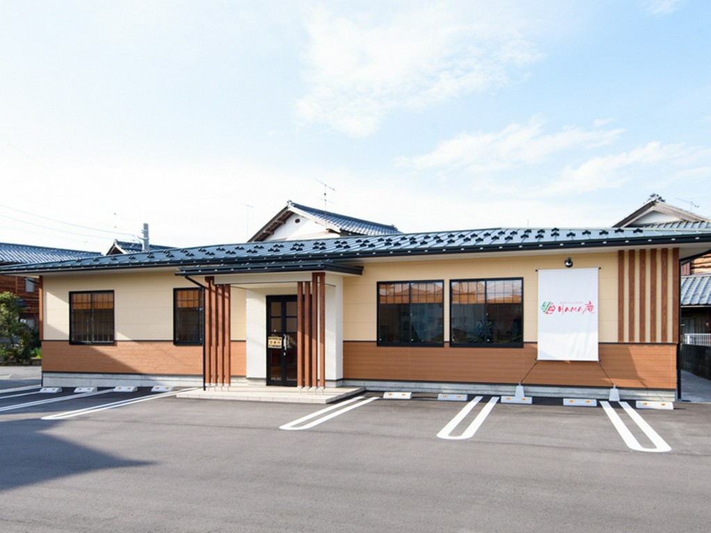 広い駐車場も完備。ゆったりと楽しめる、そば店