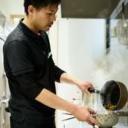 「のんびりと寛げる、楽しいそば屋を目指している」という店主の佐々木氏。毎日店のSOBA工房でつくられるこだわりの10割そばと自家製の濃厚白出汁でもてなしてくれます。