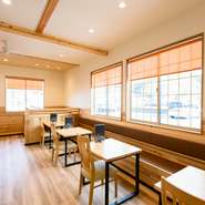 木のぬくもりが心地よい、開放的な店内。優しい時間が流れる店内で、ファミリーや友人同士で、美味しいそばをたべながら、ゆったりとした時間を過ごせます。